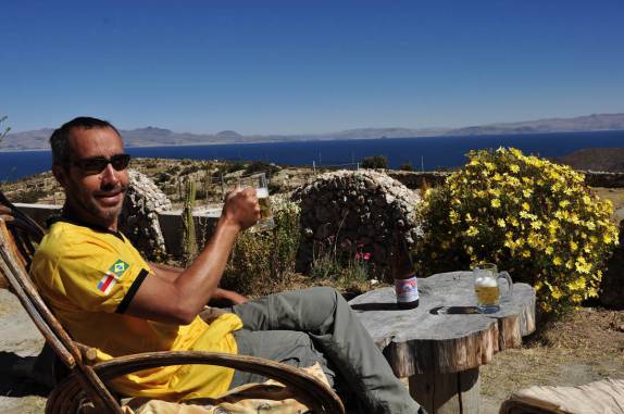 Ao final da trilha, uma deliciosa cerveja gelada no belíssimo cenário da Isla del Sol, no lago Titicaca, na Bolívia